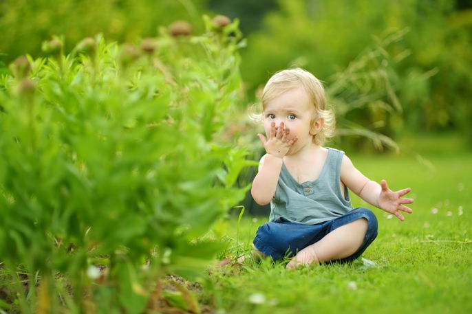 Niño comiendo tierra