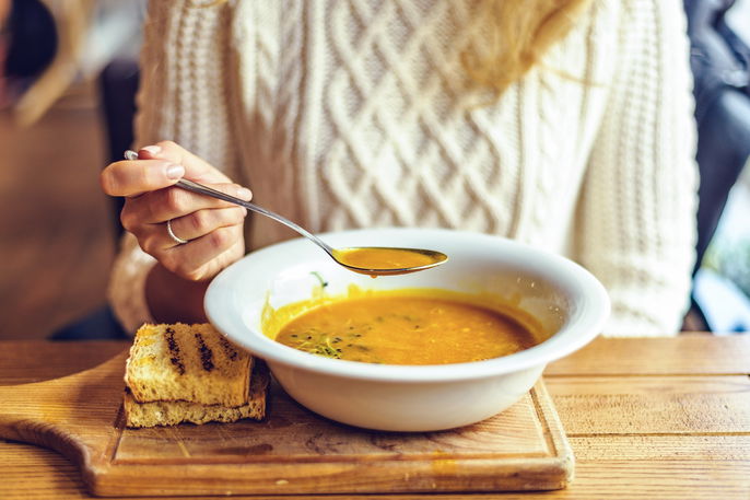 femme en train de manger une soupe