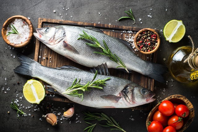 Peixes sobre uma tábua de cozinha