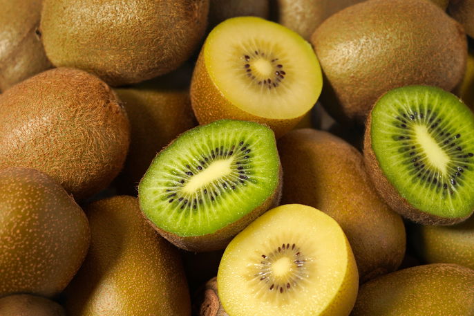 kiwi entier et coupé en deux