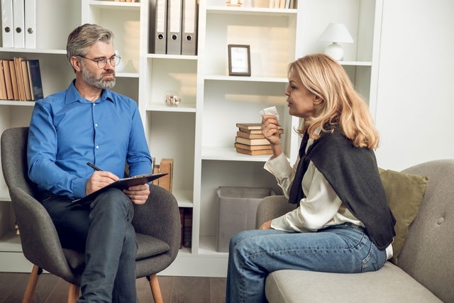 Mulher conversando com o psiquiatra na consulta