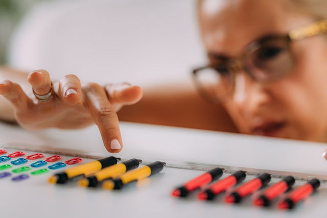 Mulher organizando materiais de escritório de forma muito precisa