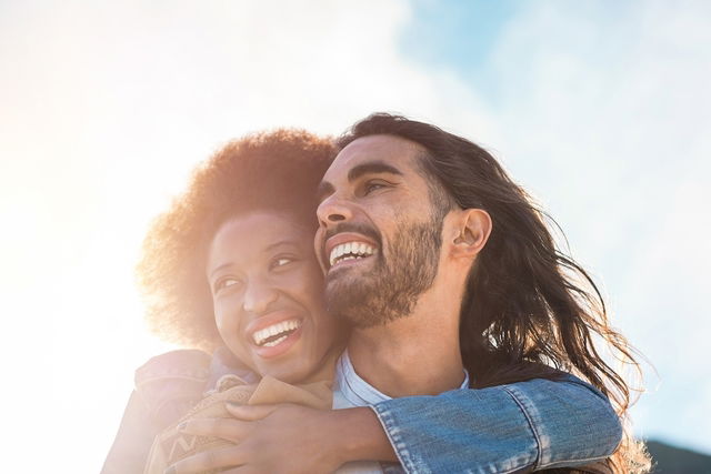 Pareja abrazados y felices