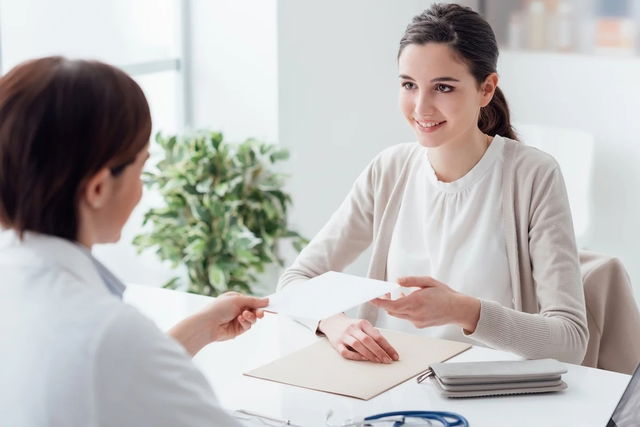 Médico entregando prescripción a paciente