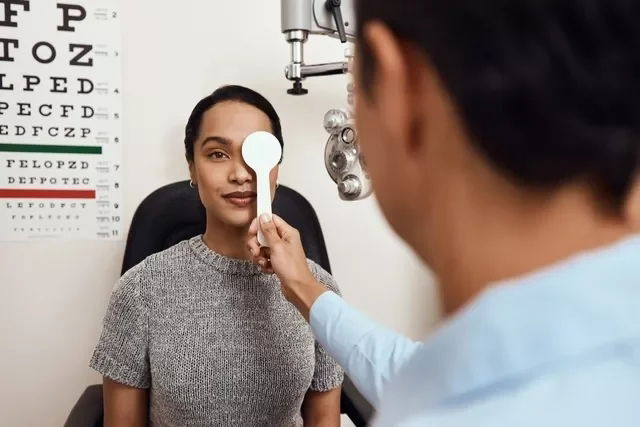 Mujer en el oftalmólogo