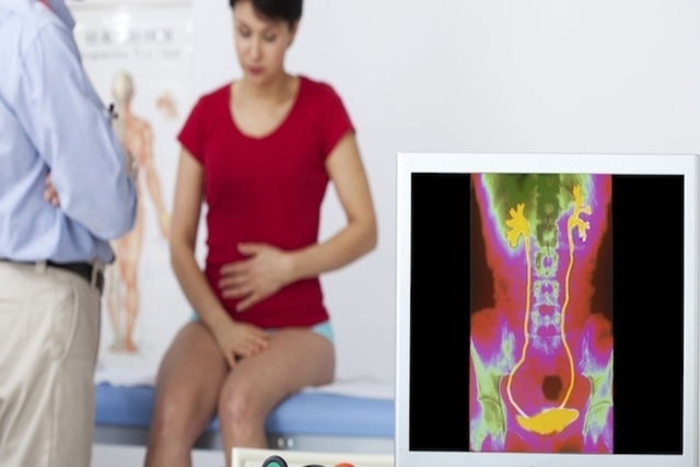 au premier plan: image montrant un scanner urinaire / Au deuxième plan: patiente en consultant médic