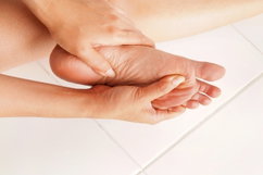 Illustrative image of the article Arch of Foot Pain: 4 Common Causes & What to Do