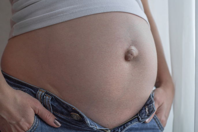 Mujer embarazada con hernia umbilical