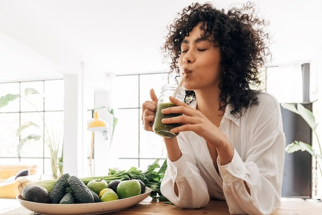 Mulher bebendo suco de canudinho