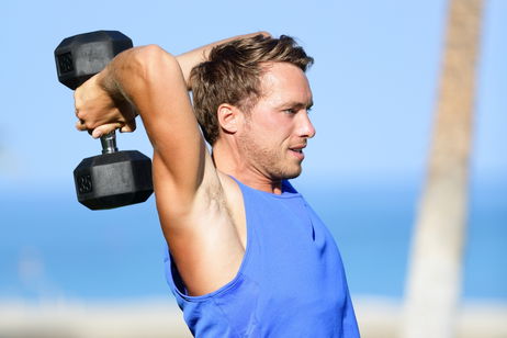 Image illustrative de l'article Comment muscler les triceps: 11 exercices (pour faire à la maison et au fitness)