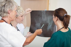 Imagem ilustrativa do artigo Prótese de quadril: quando é indicada, tipos (e como é feita a cirurgia)