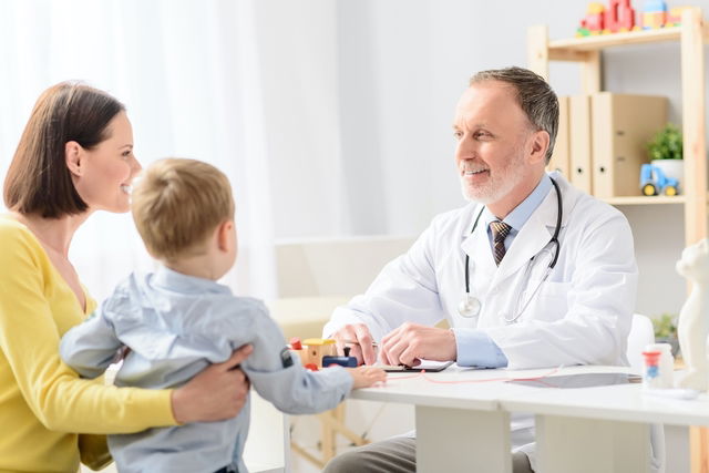 mère et fils en consultation chez le pédiatre