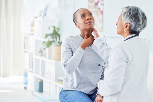 Médica examinando as glândulas salivares de paciente