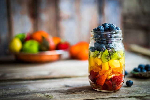 Frasco con arándanos, kiwi, mandarinas y fresas