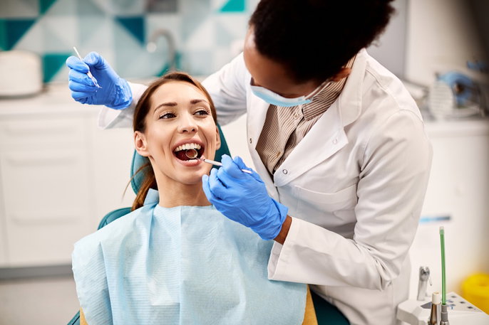 Mujer en dentista por control de caries