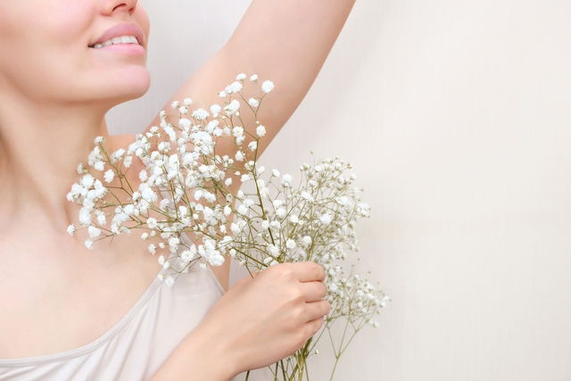 Mujer agarrando un ramo de flores