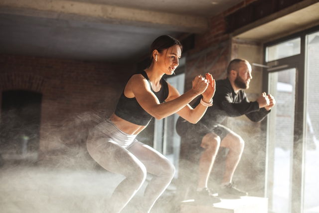 femme et homme qui pratiquent des squats sautés 