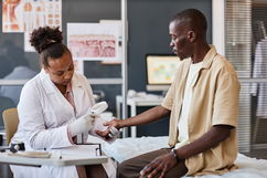 Imagem ilustrativa do artigo Bolhas nas mãos que coçam: 7 causas (e o que fazer)