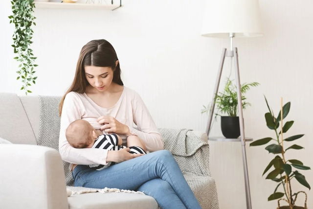 femme en train d'allaiter son bébé