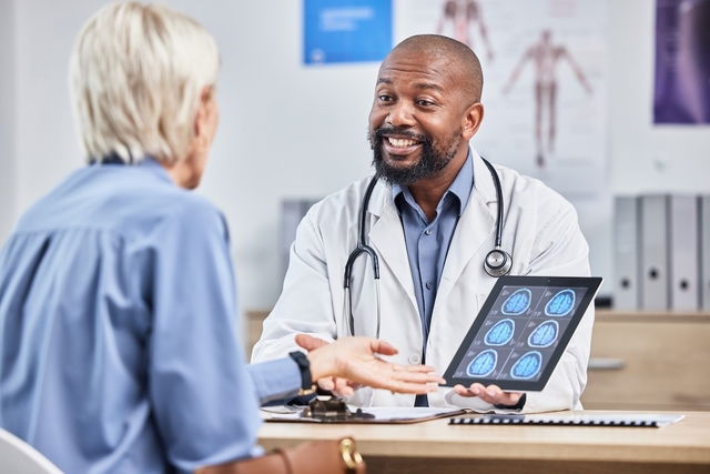 Mulher em consulta com o médico