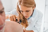 Image illustrative de l'article Furoncle au visage: symptômes, causes et traitement