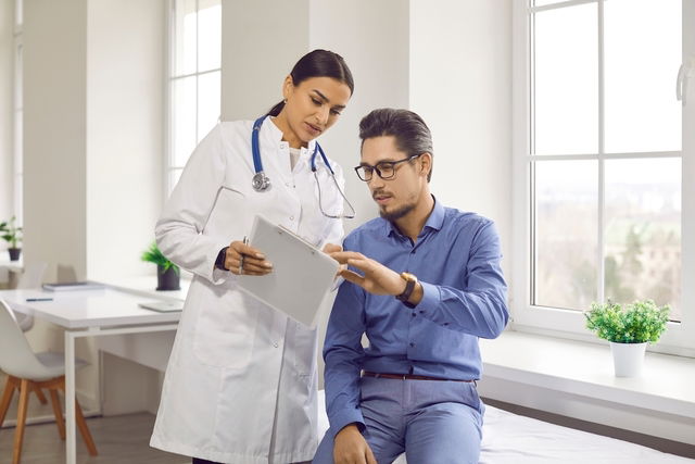 Médica mostrando o resultado do exame para o paciente