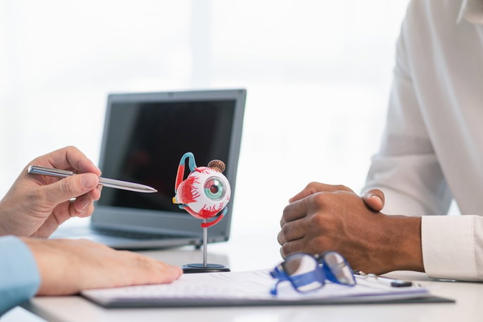 Persona en consulta con oculista