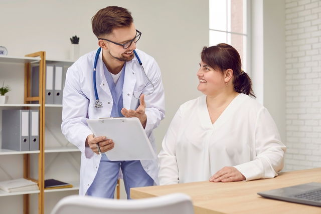 Doctor consultando a una mujer joven con obesidad