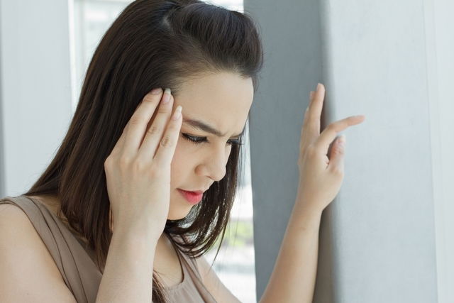 Mujer con la mano en la cabeza