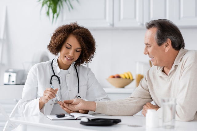 Endocrinologista medindo os níveis de glicose capilar no paciente