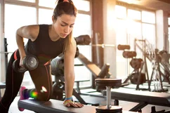Imagen ilustrativa del artículo 12 ejercicios para espalda en casa y en el gym