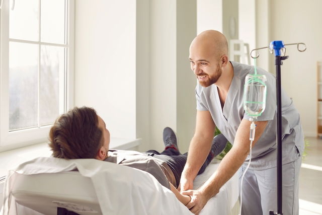 Enfermeiro cuidando de paciente hospitalizado