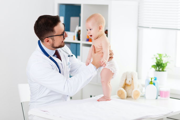 Médico examinando um bebê durante a consulta