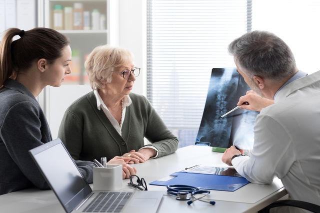 médecin montrant une échographie à une patiente