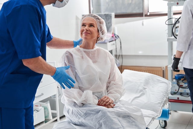 Médico orientando a paciente sobre o procedimento que será realizado na endoscopia