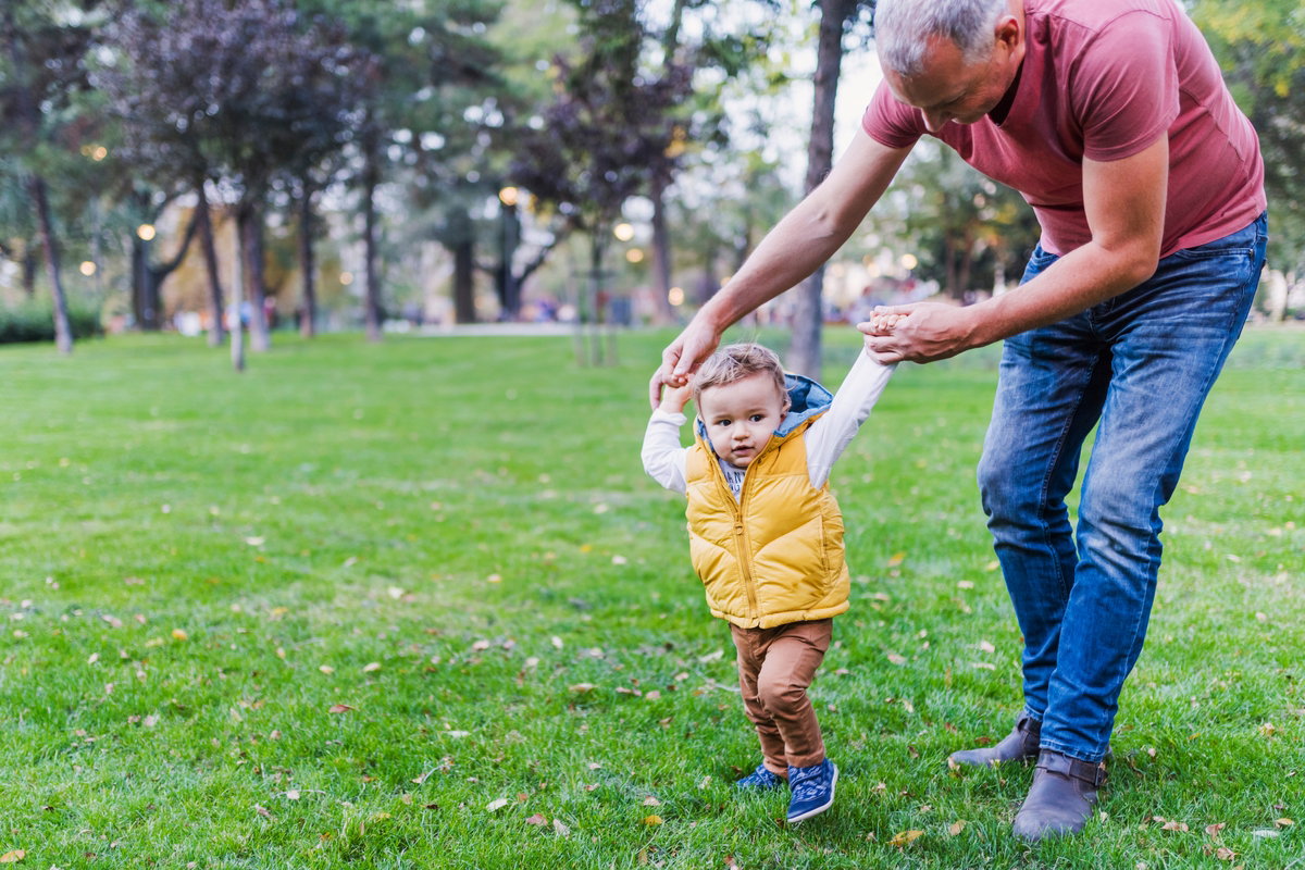 Desenvolvimento do bebê com 11 meses: peso, sono e alimentação - Tua Saúde