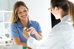 Illustrative image of the article Can you take aspirin and Tylenol together?