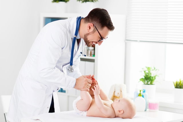 Pédiatre examinant un bébé