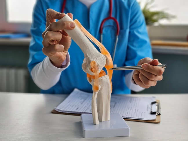 médico enseñando la rodilla