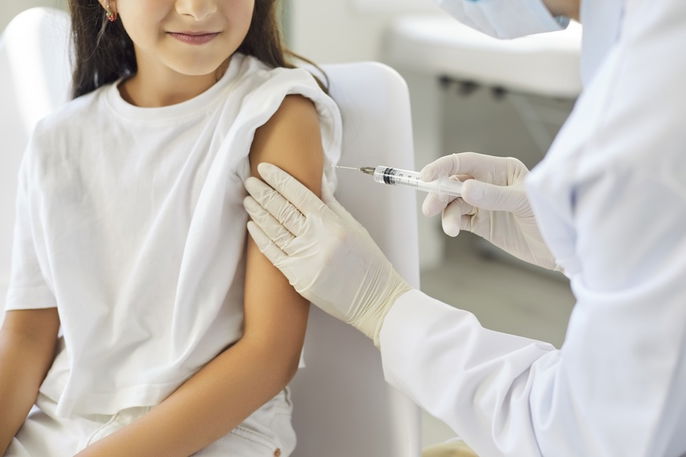 Niña recibiendo vacuna contra la rabia