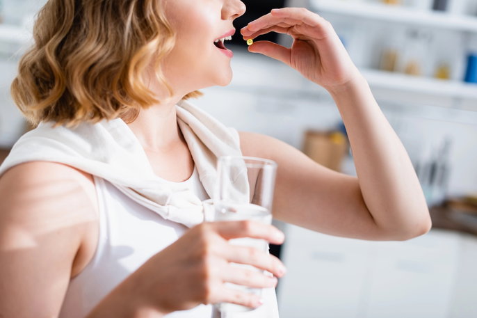 Mujer tomando solifenacina