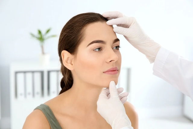 Médico examinando a una mujer joven 