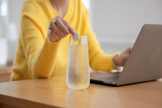 Mujer tomando vitamina C efervescente