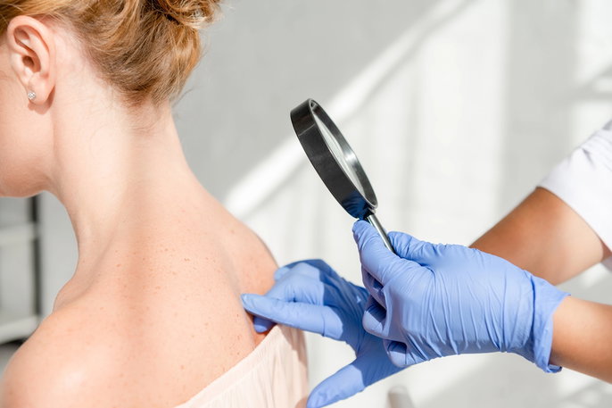 Médico evaluando la piel de una mujer