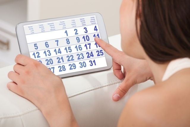 woman looking at a calendar on a screen