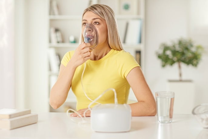Mujer haciendo nebulizaciones para la sinusitis