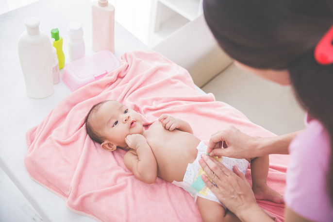 Madre cambiando el pañal del bebé