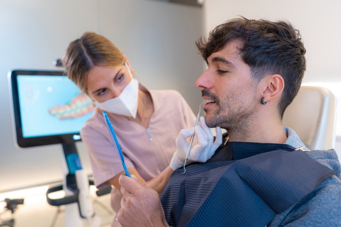 Hombre en consulta con dentista por encías negras