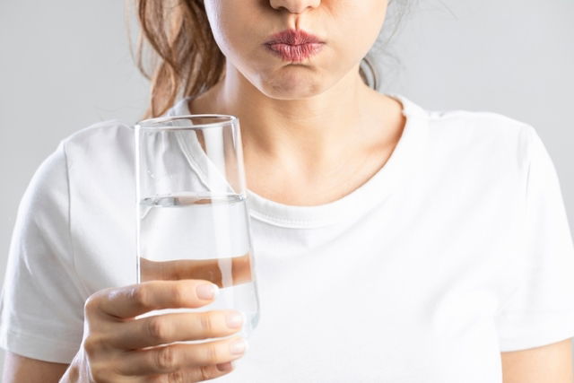 Gárgaras con agua tibia y sal para el dolor y para desinflamar la garganta