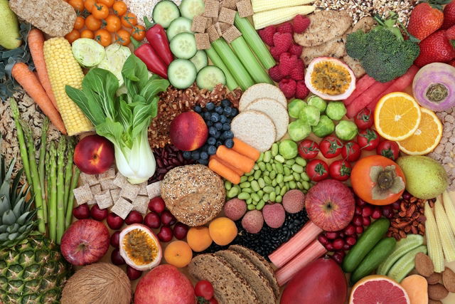 photo où l'on aperçoit un grand nombre de fruits et légumes